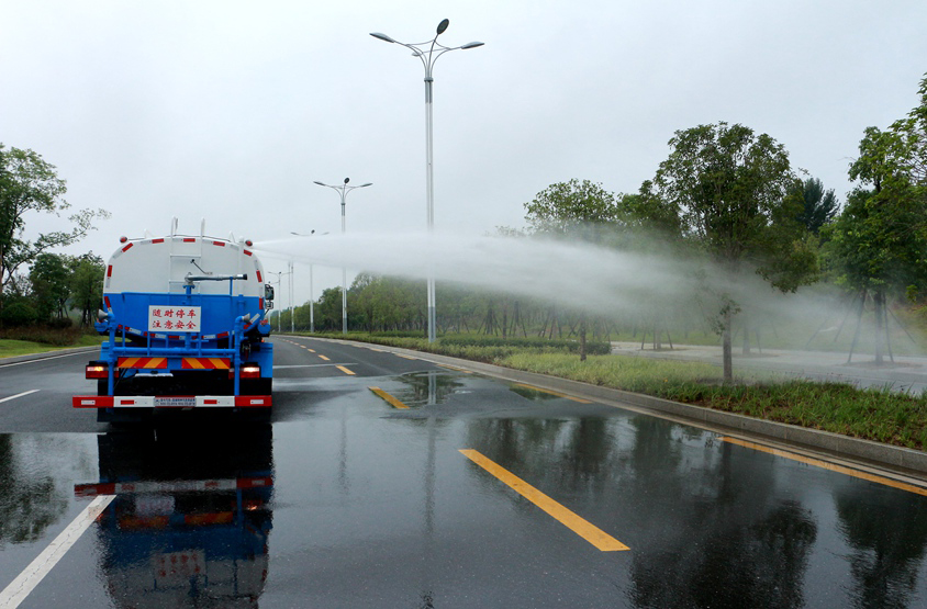 電動(dòng)垃圾車(chē)（裝桶電動(dòng)保潔車(chē)）頂噴功能演示